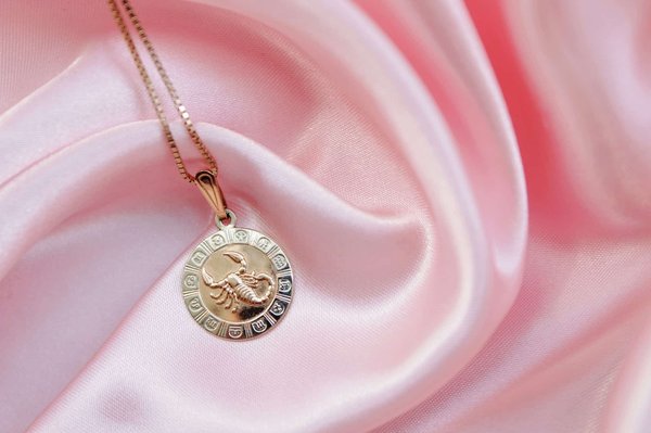 Quels styles de boucles d'oreilles pendantes sont recommandés pour allonger visuellement le cou?