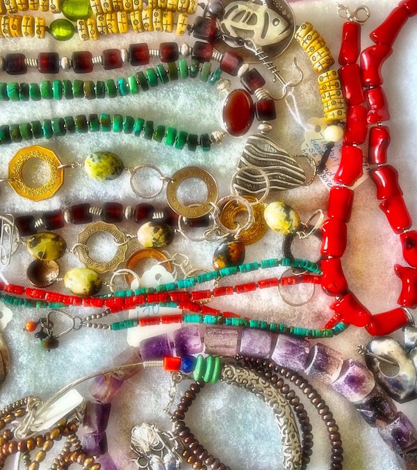 Comment choisir des bijoux pour une tenue avec un col roulé élégant?